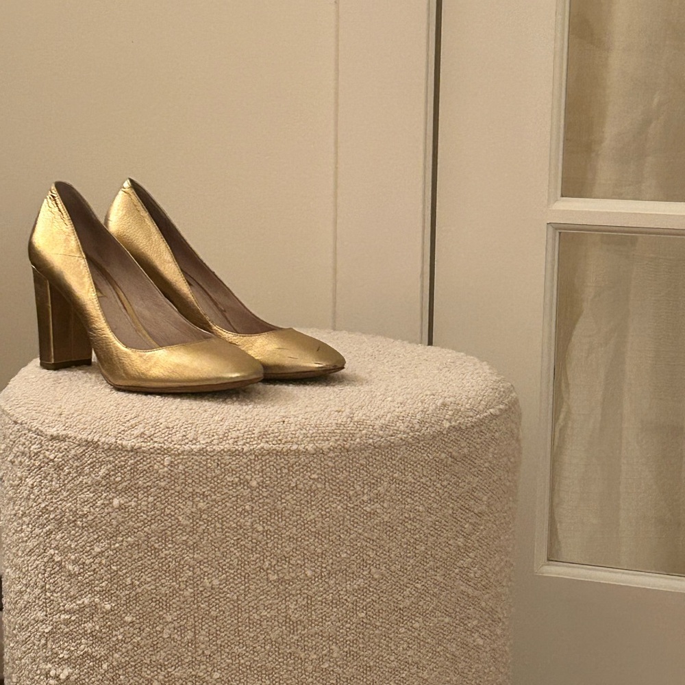 Louise et Cie Metallic Gold Leather Round Toed Heels Size 6.5